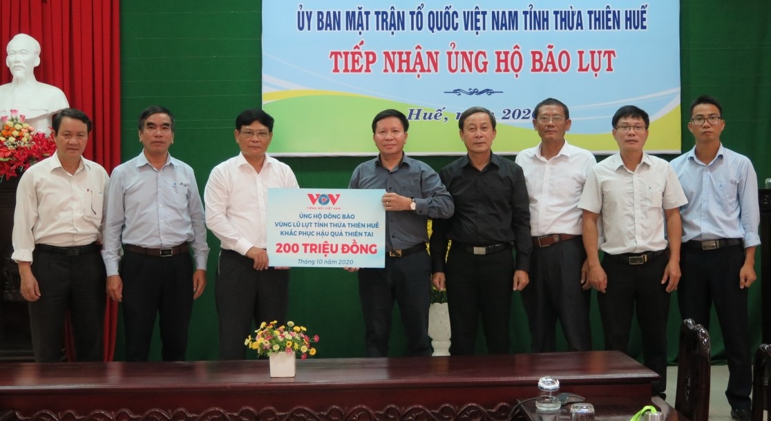 Đoàn công tác Đài TNVN trao 200 triệu đồng đến Ủy ban MTTQ Việt Nam tỉnh Thừa Thiên Huế