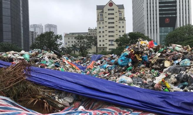 Nhiều tuyến phố ở nội thành Thủ đô tràn ngập rác khi người dân chặn bãi rác Nam Sơn