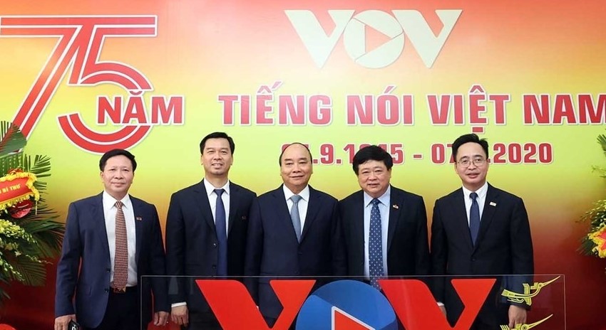 Thủ tướng Nguyễn Xuân Phúc chụp ảnh kỷ niệm với lãnh đạo VOV
