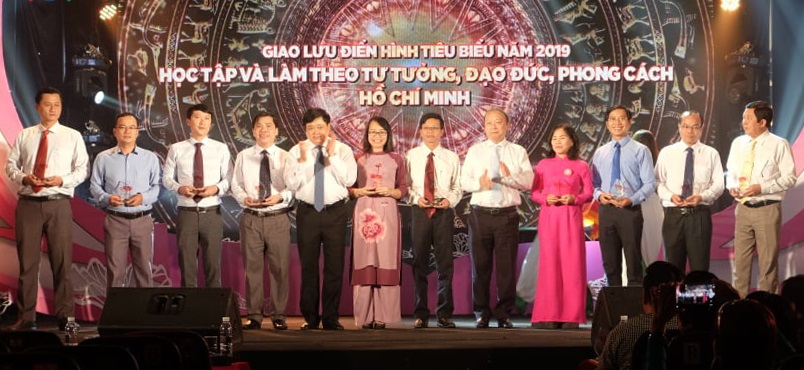 Uỷ viên Trung ương Đảng, Tổng Giám đốc Đài Tiếng nói Việt Nam Nguyễn Thế Kỷ trao biểu trưng cho lãnh đạo Ban Tuyên giáo các tỉnh, thành khu vực phía Nam