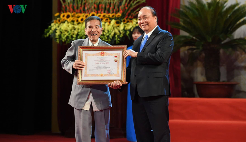 Thủ tướng Nguyễn Xuân Phúc đã trao danh hiệu NSND cho 79 nghệ sĩ. Trong đó, Nghệ sĩ Trần Hạnh là một trong những nghệ sĩ cao tuổi nhất được trao danh hiệu NSND lần này. Ông chia sẻ: 'Danh hiệu NSND không phải là mục đích của tôi khi làm nghề nhưng tôi thấy hạnh phúc và tự hào khi những nỗ lực của mình được ghi nhận'.