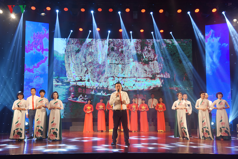 Phóng viên, biên tập viên của báo Tiếng nói Việt Nam mang đến cho khán giả những giây phút lắng đọng với ca khúc 'Giai điệu Tổ Quốc'.