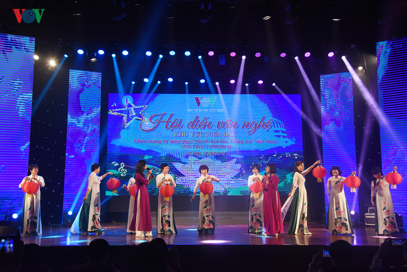 Ca khúc 'Mưa chiều miền Trung' được các phóng viên, biên tập viên của báo Tiếng nói Việt Nam thể hiện với giọng ca sâu lắng, tình cảm.