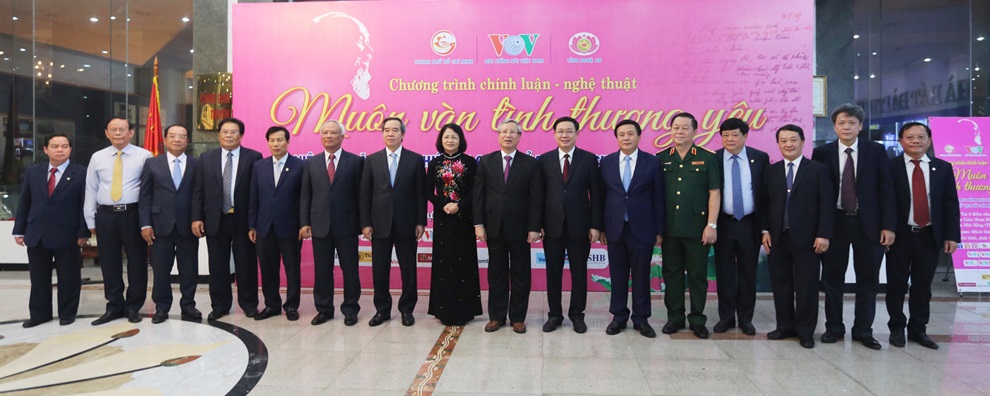 Lãnh đạo Đảng, Nhà nước cùng Lãnh đạo Đài Tiếng nói Việt Nam và các đại biểu dự chương trình tại điểm cầu Hà Nội chụp ảnh lưu niệm. Ảnh: Trọng Phú