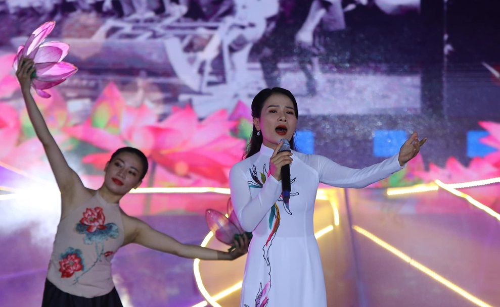 Ca sĩ Thành Lê thể hiện ca khúc của Nhạc sĩ Phạm Tuyên tại điểm cầu Nghệ An.