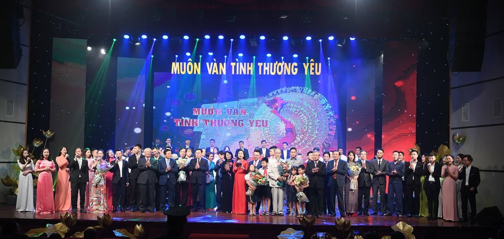 Lãnh đạo Đảng, Nhà nước tặng hoa các nghệ sĩ tại điểm cầu Nhà hát Đài Tiếng nói Việt Nam. Ảnh: Vũ Toàn
