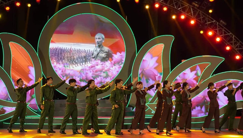 Tốp ca thể hiện ca khúc: Bác vẫn cùng chúng cháu hành quân tại sân khấu điểm cầu TPHCM. Ảnh: Nguyễn Quang