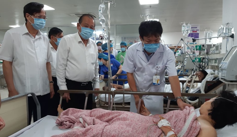 Phó Thủ tướng Trương Hòa Bình thăm nạn nhân tại bệnh viện