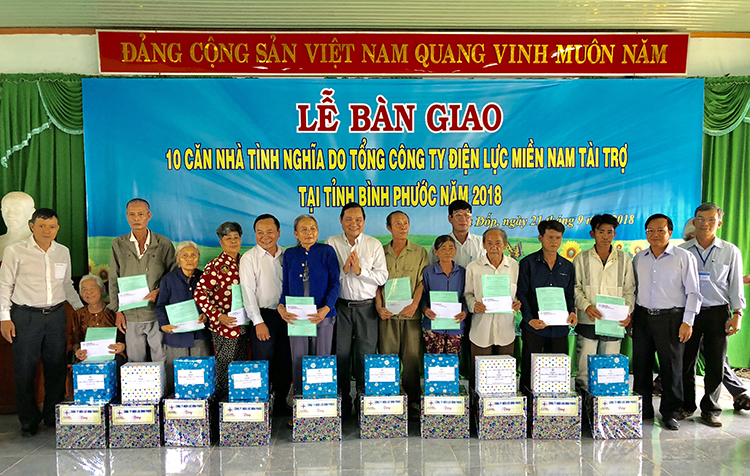 Trao nhà tình nghĩa cho các gia đình chính sách, hộ nghèo tỉnh Bình Phước