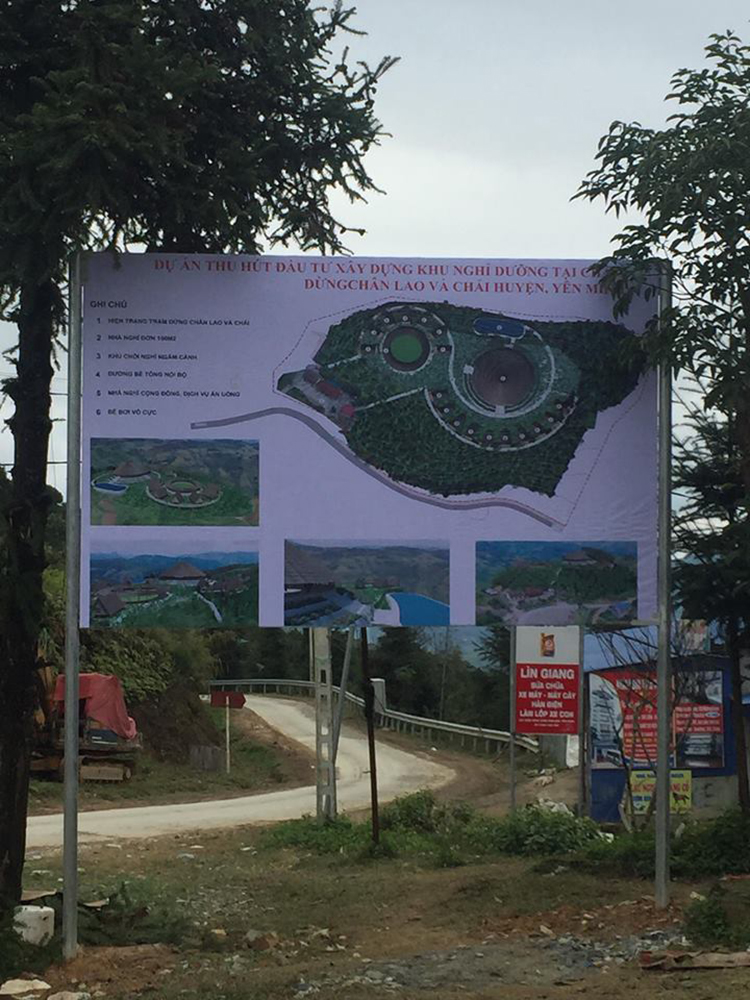 Tấm bảng mời đầu tư dự án khu nghỉ dưỡng có diện tích hàng chục héc-ta tại Tram dừng chân đèo Yên Minh, thuôc xã Lao Và Chải. Ảnh: TC.