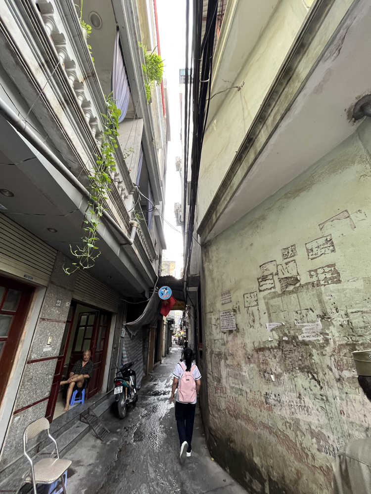 Ngách 29/70 phố Khương Hạ với chiều rộng khoảng 3m, nhiều năm qua bị đè nén bởi tòa chung cư mi ni được xây dựng 10 tầng, với 45 căn hộ với 150 người sinh sống..
