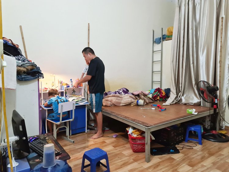 Cuộc sống lay lắt nơi xóm trọ của vợ chồng công nhân đang làm việc tại KCN Thăng Long