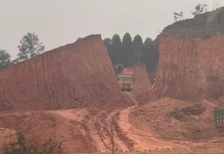 Một trong những điểm khai thác đất hạ cốt nền tại Khu 6, Thọ Văn, Tam Nông