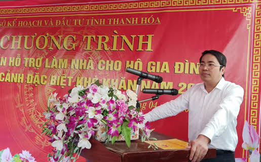 Ông Phạm Tiến Dũng, Phó Bí thư Huyện ủy, Chủ tịch UBND huyện phát biểu tại buổi lễ trao tiền hỗ trợ làm nhà cho người có hoàn cảnh khó khăn.