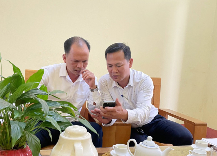 Phóng viên Báo VOV cung cấp tư liệu cho ông Trần Văn Đồng, Phó chủ tịch UBND xã Thọ Văn...