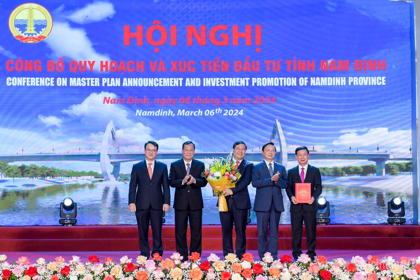 Phó Thủ tướng Chính phủ Trần Hồng Hà trao Quyết định phê duyệt Quy hoạch tỉnh Nam Định thời kỳ 2021-2030, tầm nhìn đến 2050 cho Đảng bộ, chính quyền và Nhân dân tỉnh Nam Định.