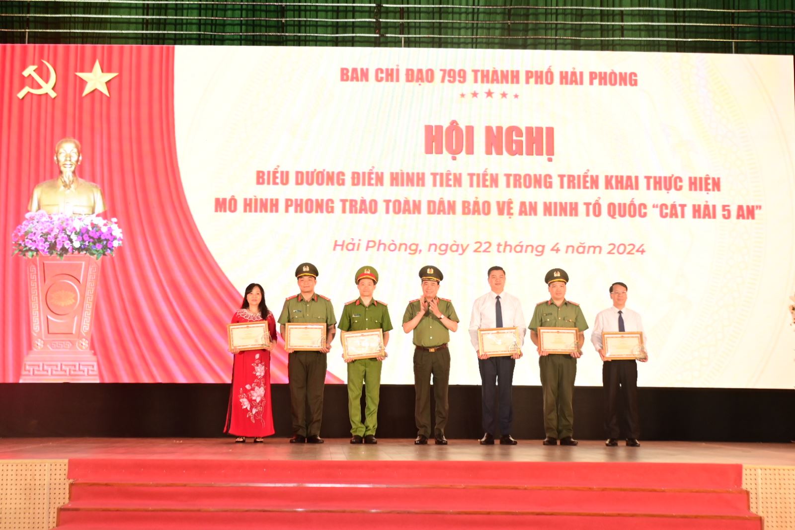 Trung tướng Lê Quốc Hùng, Thứ trưởng Bộ Công an trao Bằng khen của Bộ Công an tới các cá nhân, tập thể có thành tích xuất sắc.