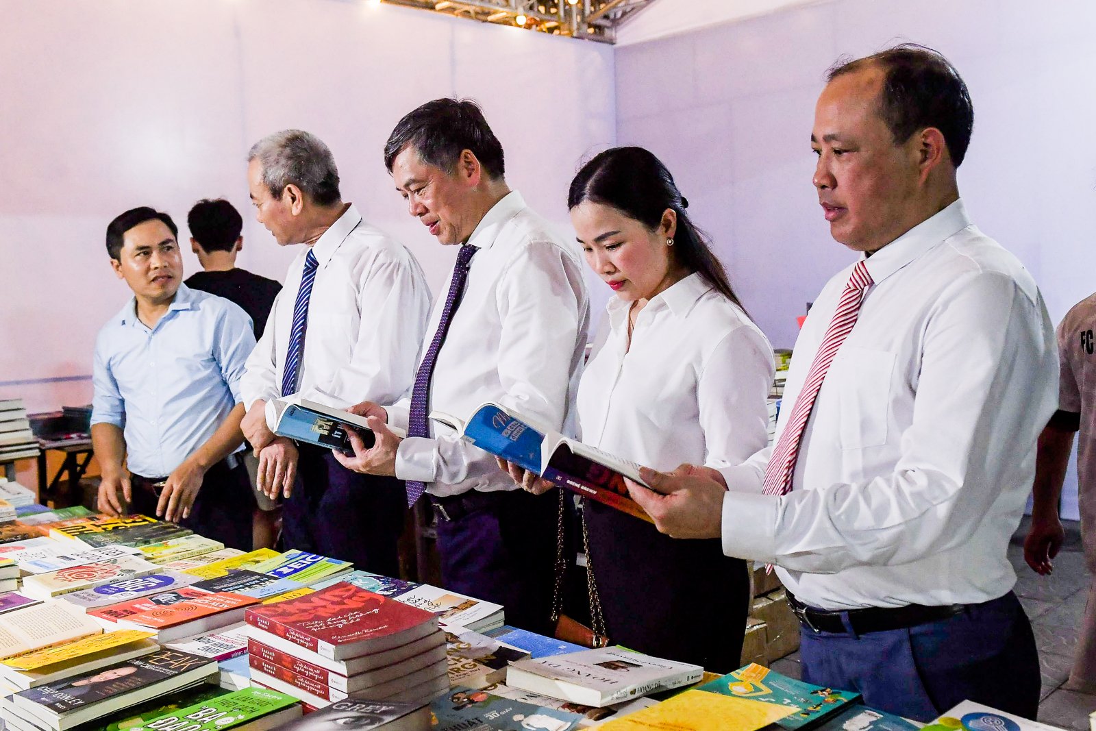 Đồng chí Trần Lê Đoài, TUV, Phó Chủ tịch UBND tỉnh và các đại biểu tham quan gian trưng bày, giới thiệu sách.
