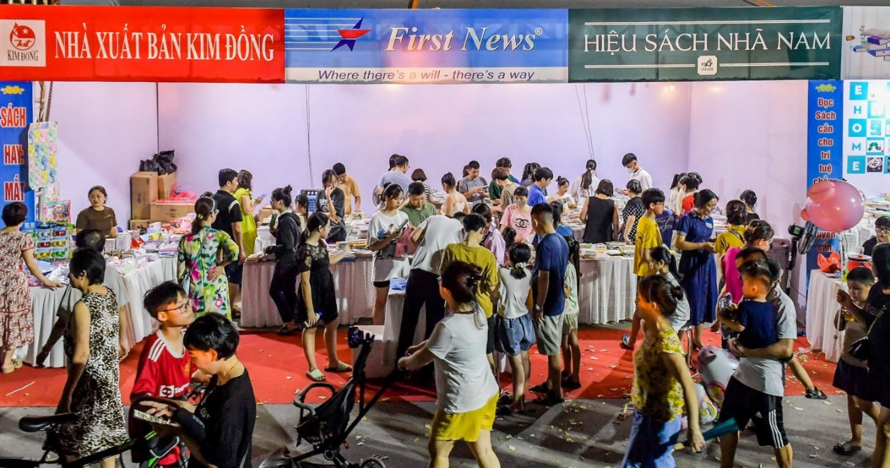 Nhà xuất bản Kim Đồng trao tặng 3 tủ sách với 600 bản sách cho các trường tiểu học tỉnh Nam Định