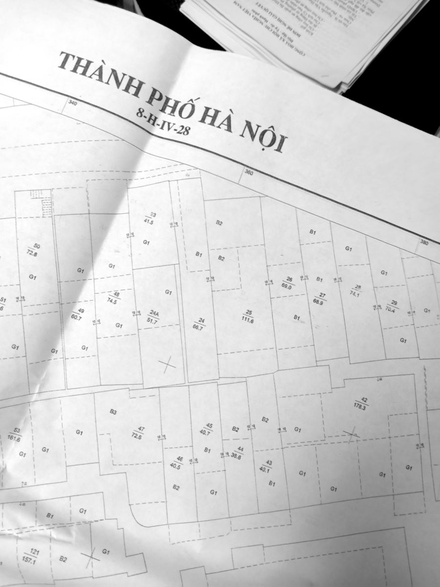 Các nhà báo yêu cầu ông Hưng - phó Chủ tịch lấy Bản đồ có dấu đỏ, khi ông Hưng mang ra thì Bản đồ năm 2000 lại thể hiện rõ là 2 Thửa đất và trùng khớp với Bản đồ mà PV đã thu thập được.