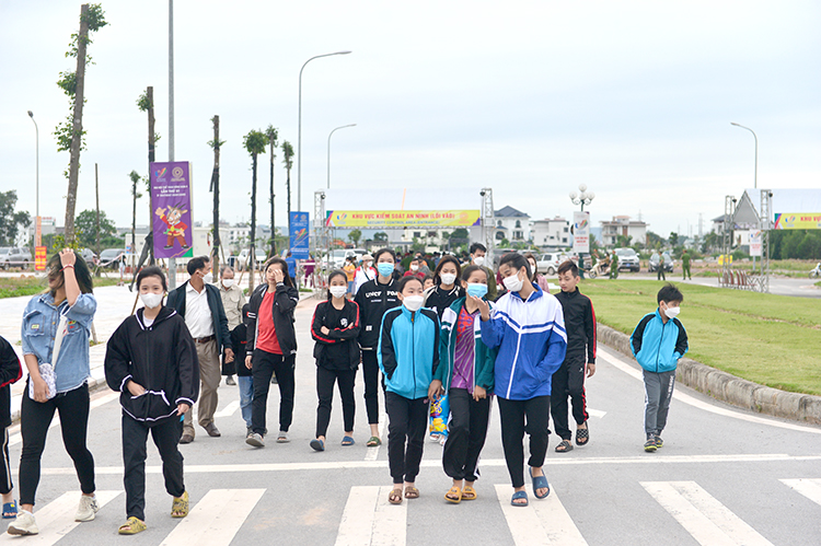 Đông đảo người hâm mộ bộ môn cầu lông tại tỉnh Bắc Giang đã có mặt từ rất sớm để cổ vũ cho các trận đấu.