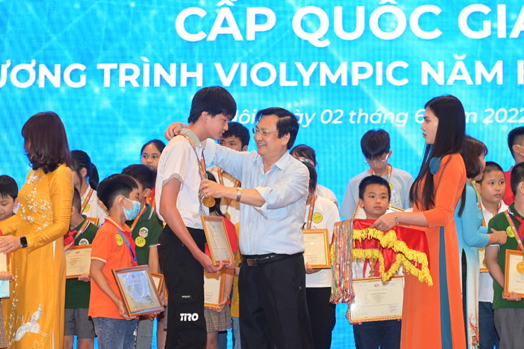 Ông Nguyễn Đức Hữu - Nguyên Phó Vụ trưởng Vụ Giáo dục Tiểu học trao huy chương Vàng cho học sinh đạt giải