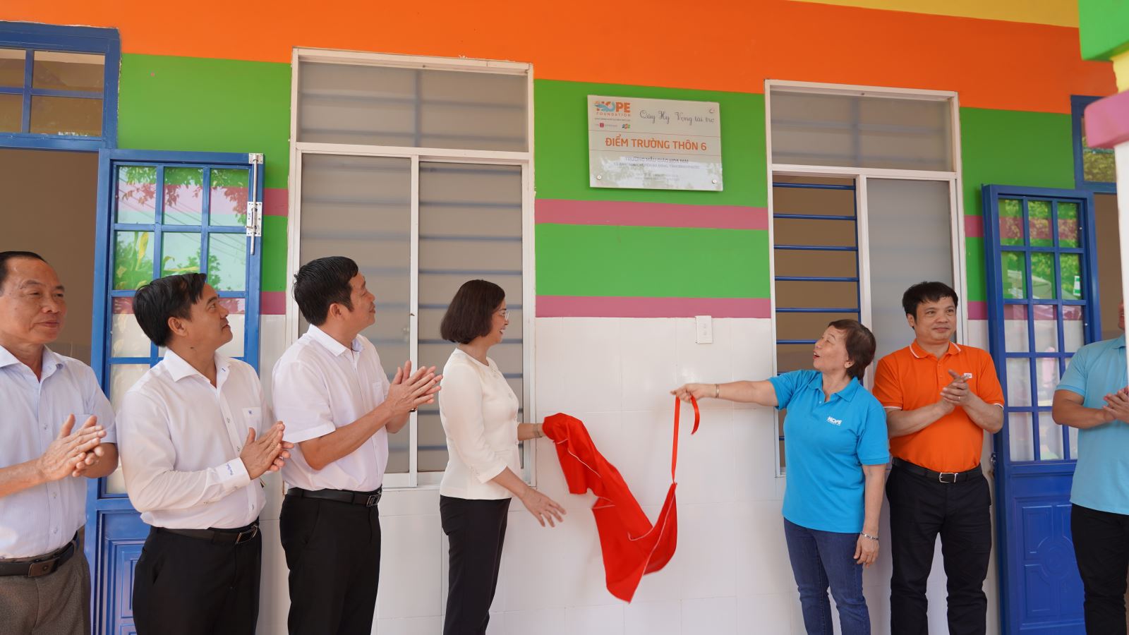 Đại diện UBND tỉnh BP, Quỹ Hy Vọng, Tập đoàn FPT trao bảng biểu trưng cho công trình mới
