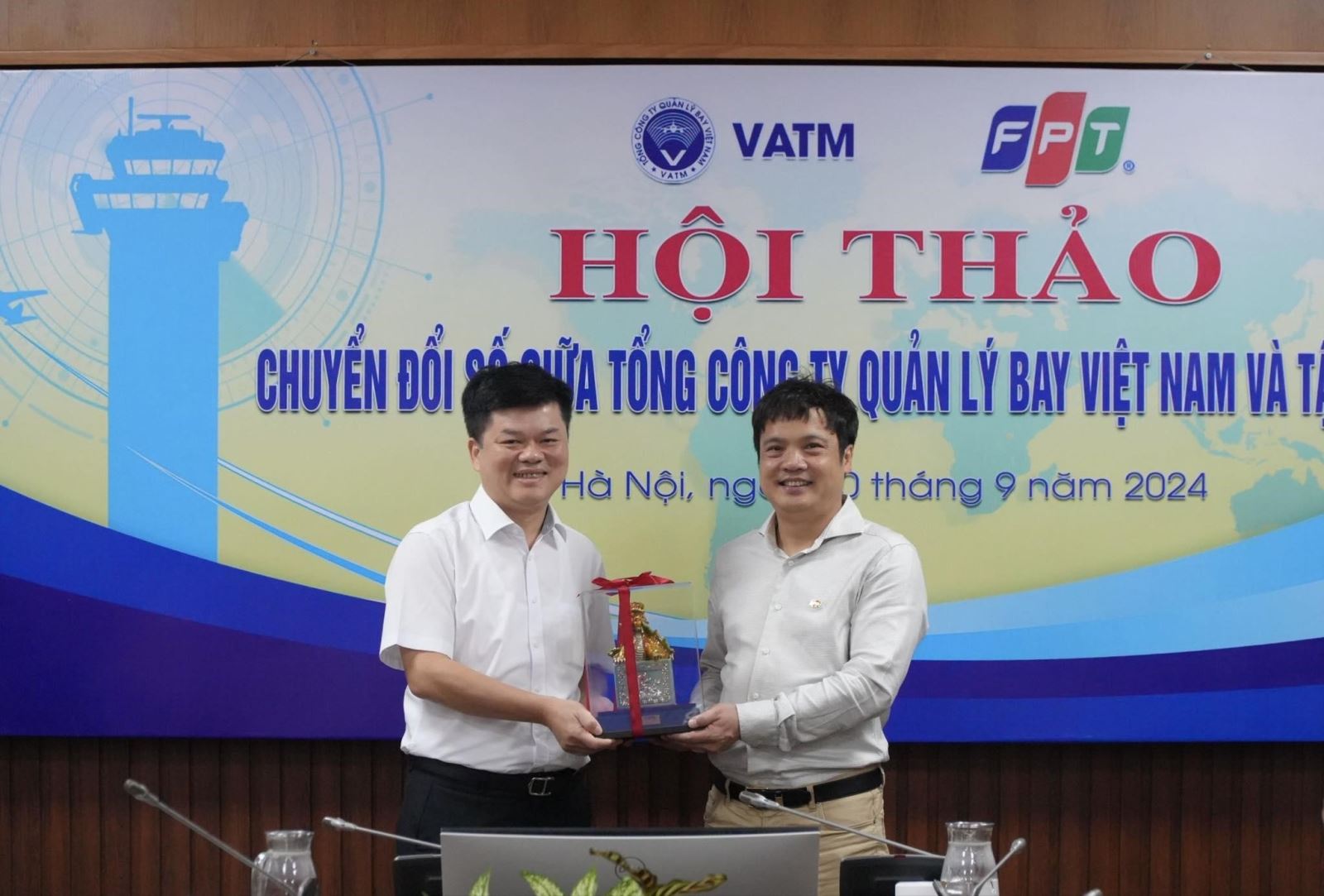 Ông Nguyễn Công Long (TGĐ VATM) và ông Nguyễn Văn Khoa (TGĐ FPT) chụp ảnh kỷ niệm buổi hội thảo diễn ra thành công