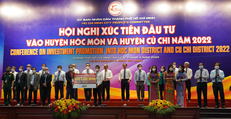 Đại diện FPT và Quỹ Hy Vọng trao tượng trưng 100 căn nhà tình nghĩa cho đại diện 2 huyện Hóc Môn và Củ Chi vào tháng 4