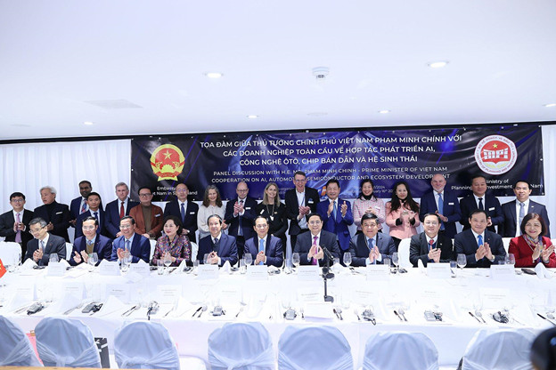 Thủ tướng Phạm Minh Chính và các đại biểu tại cuộc tọa đàm với các doanh nghiệp toàn cầu về hợp tác phát triển AI, công nghệ ô tô, chíp bán dẫn - Ảnh: VGP/Nhật Bắc