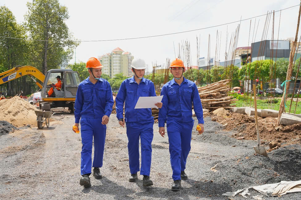 Người lao động làm việc tại công trường thường đối diện với sự khắc nghiệt của thời tiết.