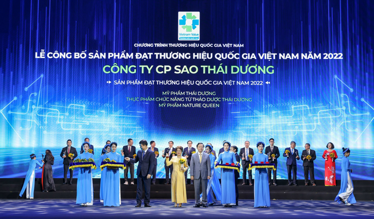 Bà Nguyễn Thị Hương Liên - Phó Tổng giám đốc tại lễ vinh danh