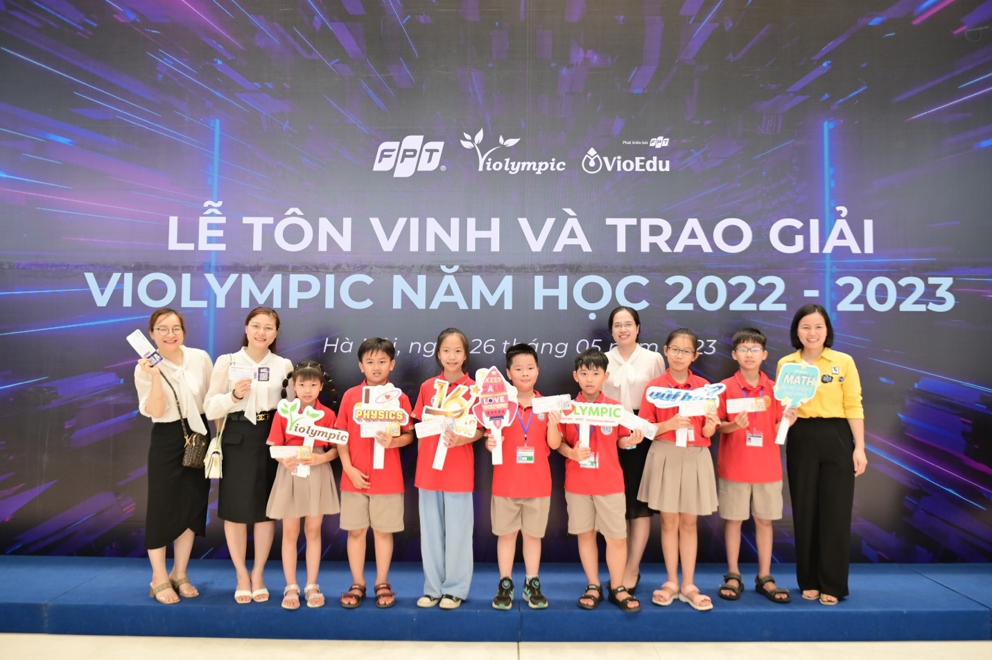 Các em học sinh có mặt từ sớm để tham gia Lễ tôn vinh và trao giải chương trình Violympic 2023.