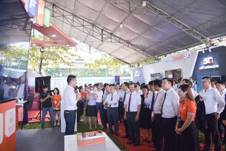 Lãnh đạo Bộ Thông tin & Truyền thông, Tỉnh Thừa Thiên Huế và đoàn đại biểu tham quan gian hàng triển lãm của FPT tại sự kiện.