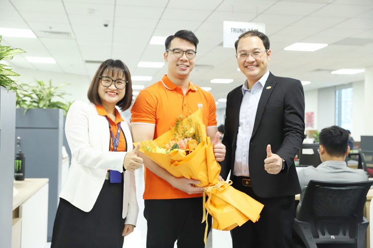 Nhân viên 60.001 Nguyễn Trọng Đức, sinh năm 1995 (giữa) đầu quân cho FPT Telecom tại Hà Nội.