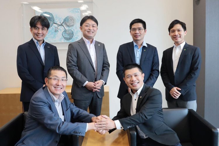 Ông Kouji Watanabe, Phó Tổng Giám Đốc SCSK kiêm Giám đốc mảng Công nghệ Ô tô (bên trái hàng đầu) và ông Nguyễn Đức Kính, Phó Tổng Giám đốc phụ trách mảng Công nghệ Ô tô và Sản xuất Toàn cầu - FPT Software (bên phải hàng đầu), đánh dấu sự hợp tác giữa hai doanh nghiệp.
