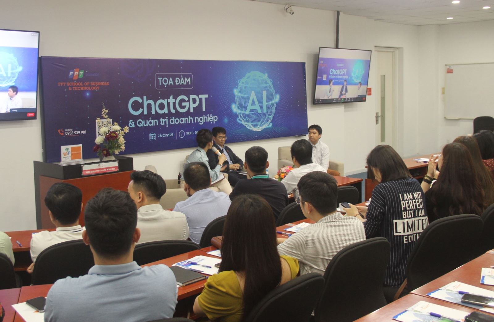 Các diễn giả giải đáp câu hỏi xoay quanh bài toán ứng dụng ChatGPT cho doanh nghiệp