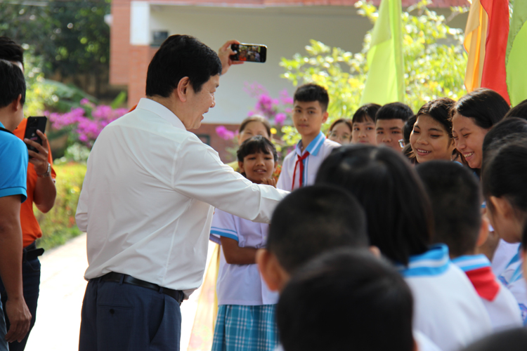 Chủ tịch Tập đoàn FPT Trương Gia Bình giao lưu cùng các em nhỏ Làng SOS Nha Trang.