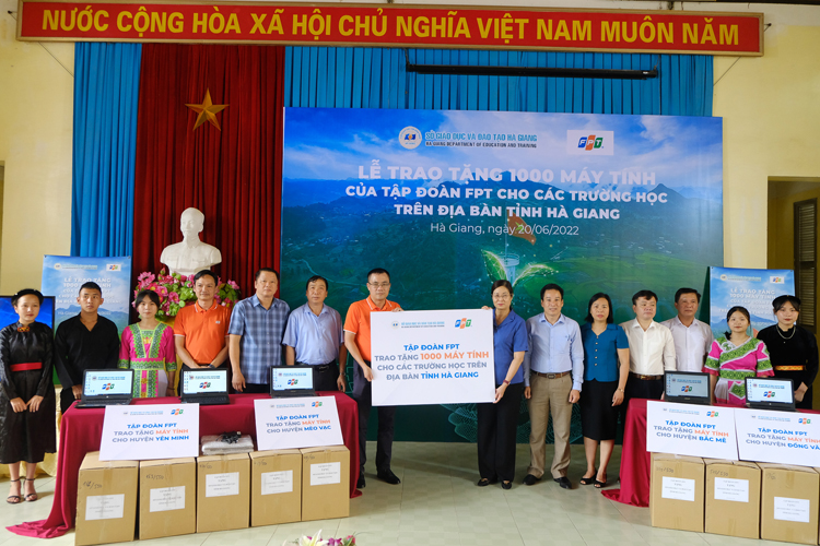 Đại diện lãnh đạo Tập đoàn FPT trao tặng 1.000 máy tính cho học sinh tỉnh Hà Giang.