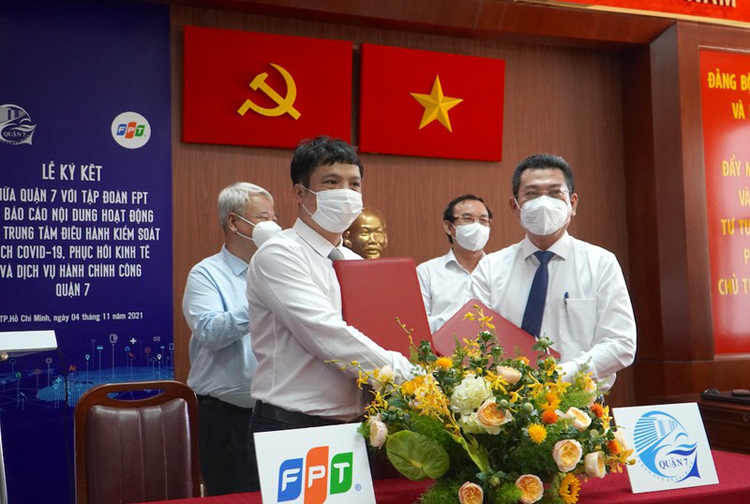 Tổng giám đốc FPT Nguyễn Văn Khoa và lãnh đạo quận 7 trao văn bản  hợp tác tại lễ ký kết