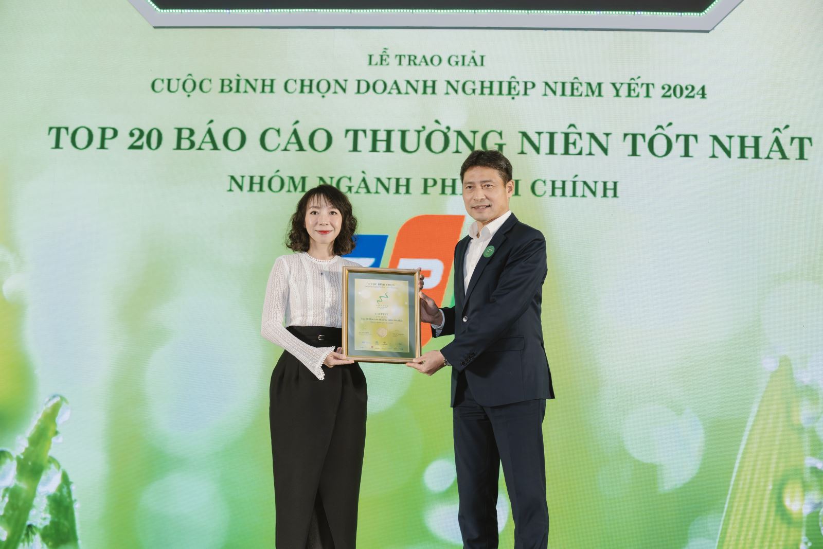 Đại diện FPT, bà Mai Thị Lan Anh, Giám đốc Truyền thông lên nhận giải Top 20 Báo cáo thường niên tốt nhất nhóm ngành phi tài chính