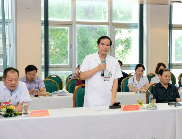 PGS.TS Đào Xuân Cơ, Giám đốc Bệnh viện Bạch Mai tại buổi làm việc với Quyền Bộ trưởng Bộ Y tế. Ảnh: Trần Minh