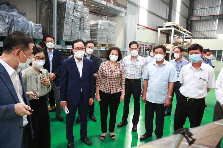 Chủ tịch Nguyễn Hương Giang tham quan nhà máy của công ty Hanpo Vina ở KCN Yên Phong mở rộng
