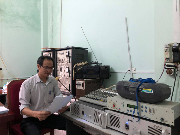 Ông Nguyễn Đình Hùng, Trưởng đài truyền thanh của phường Phú Lương đang phát thanh chương trình tin tức của phường.