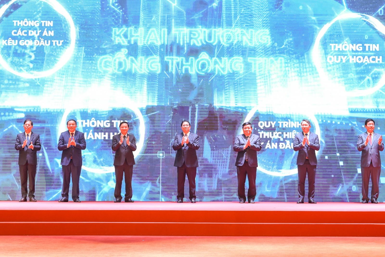 Thủ tướng Chính phủ Phạm Minh Chính cùng các lãnh đạo Bộ, Uỷ ban Nhân dân tỉnh Khánh Hòa và Chủ tịch Tập đoàn FPT Trương Gia Bình thực hiện nghi thức nhấn nút khai trương Cổng thông xúc tiến đầu tư của tỉnh.