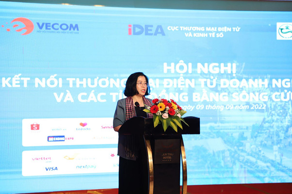 Bà Nguyễn Thị Minh Huyền, Phó Cục trưởng Cục TMĐT & KTS phát biểu tại Hội nghị