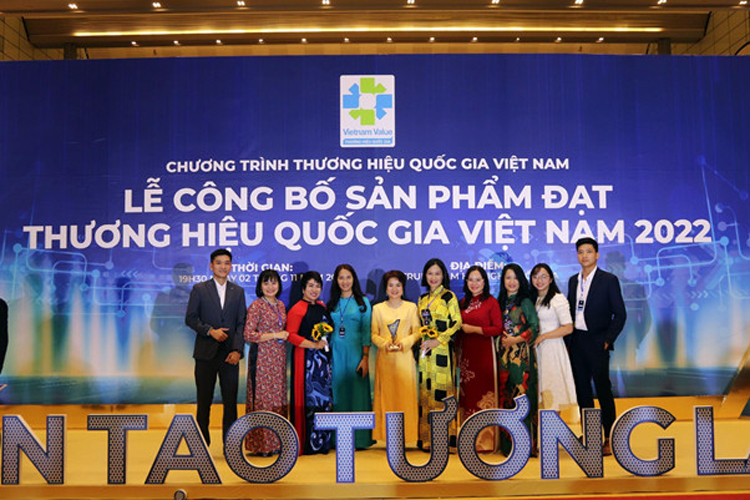 Bà Nguyễn Thị Hương Liên - Phó Tổng Giám Đốc CTCP Sao Thái Dương cùng các đồng nghiệp tại buổi lễ vinh danh
