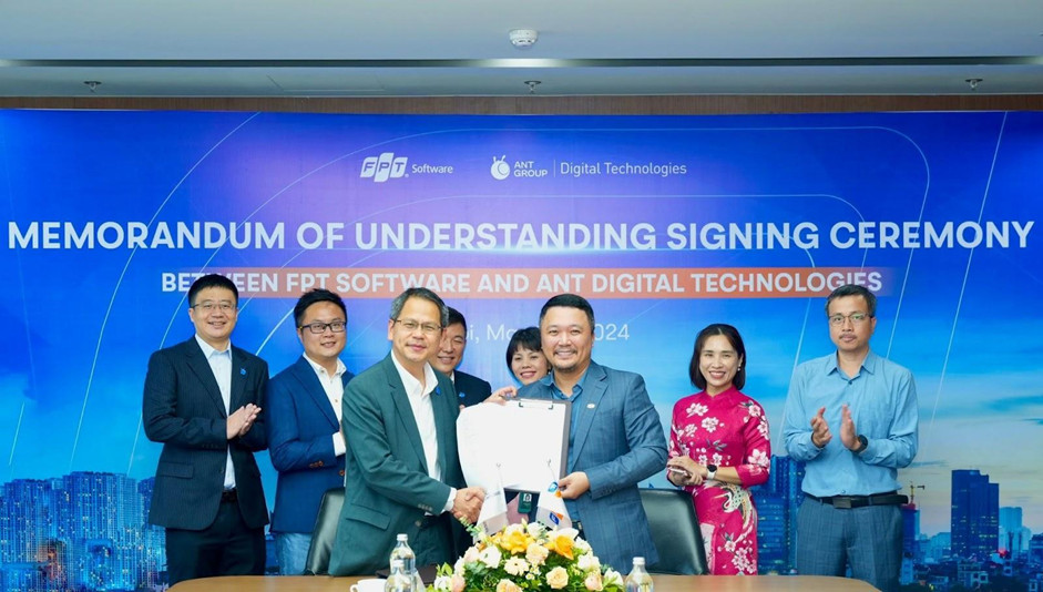 Lễ ký kết MoU diễn ra tại Hà Nội, với sự tham dự của ông Nguyễn Khải Hoàn - Phó Tổng Giám đốc FPT Software, Derrick Loi - Tổng Giám đốc kinh doanh quốc tế tại Ant Digital Technologies, cùng đại diện hai bên.