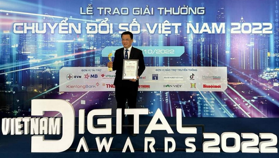 Ông Ngô Tấn Cư, Tổng Giám đốc EVNCPC nhận giải thưởng chuyển đổi số 2022.