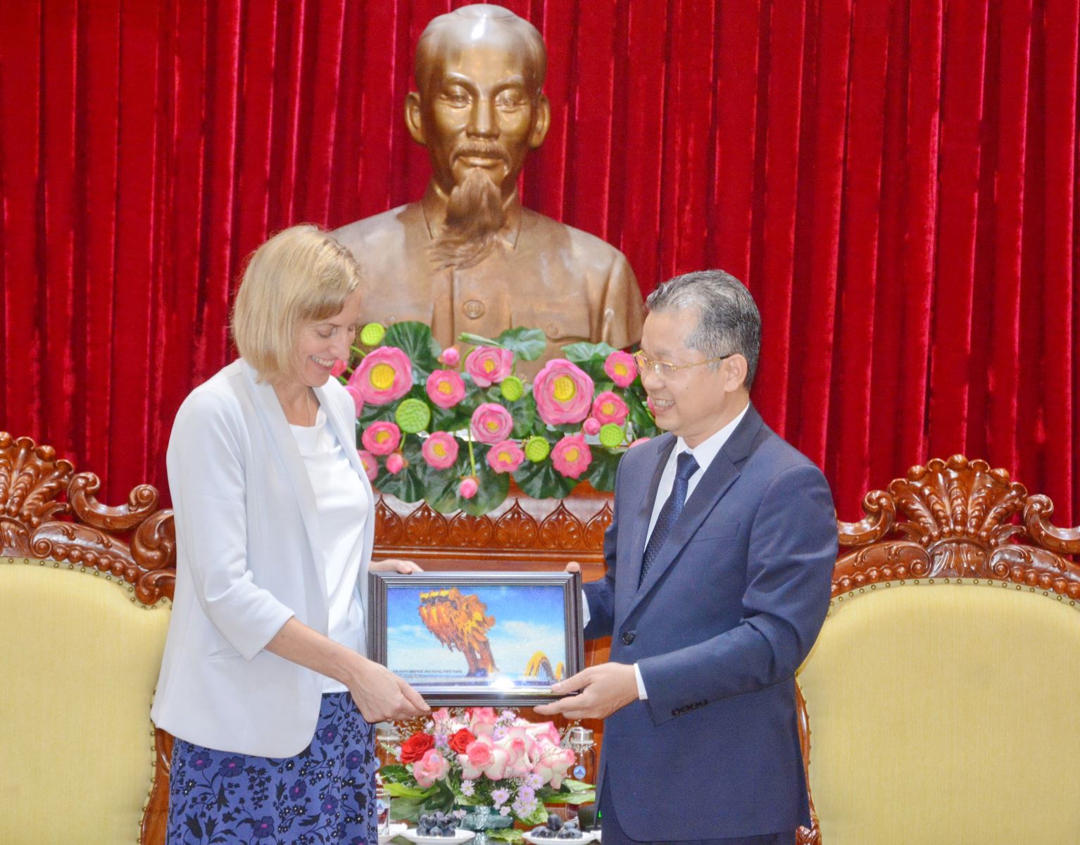 Ông Nguyễn Văn Quảng tặng quà lưu niệm đến Tổng Lãnh sự.